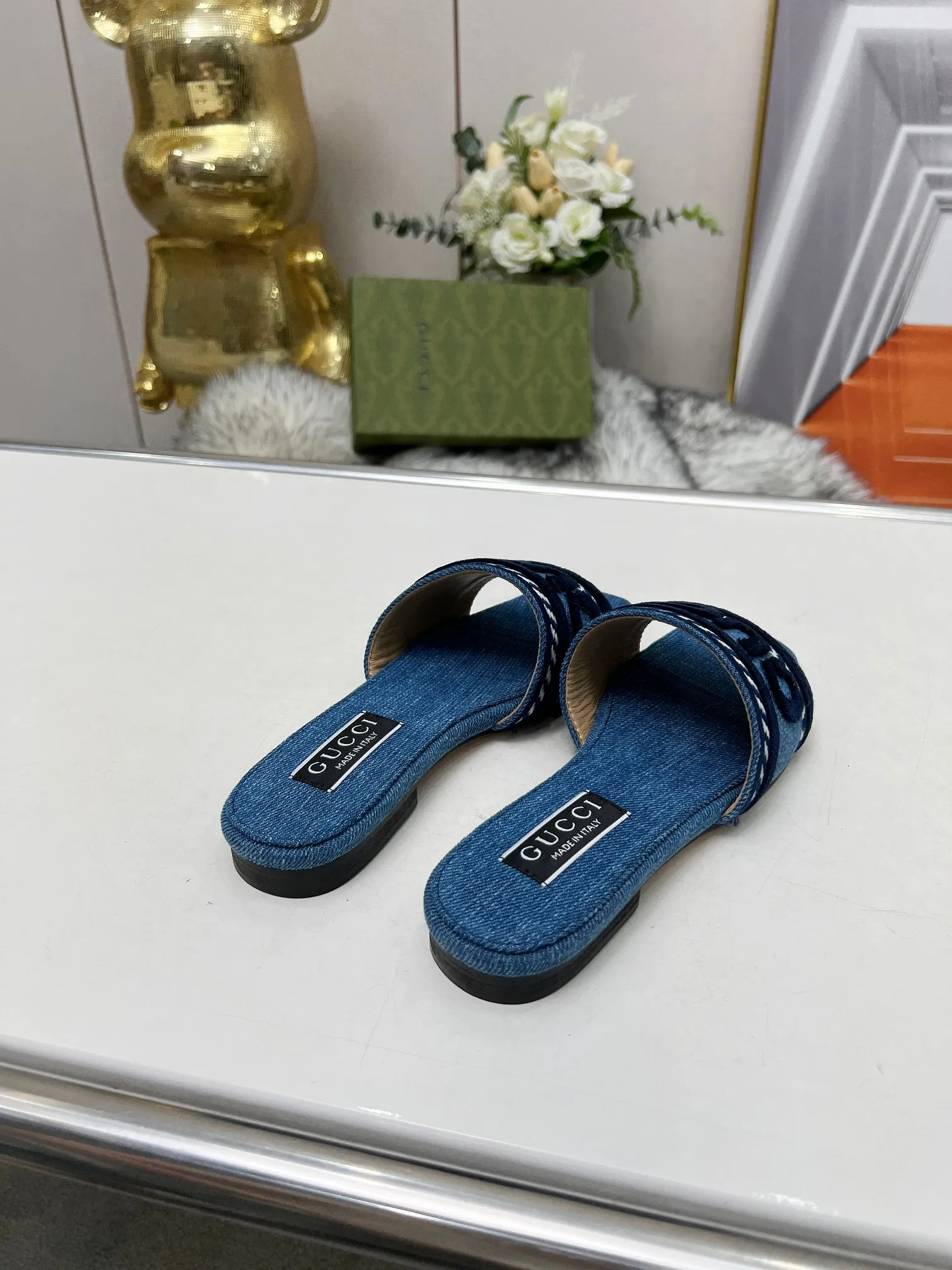 👟👟Ex-factory price 340👟👟 Genuine leather sole 200 Gucci 2024/Spring and summer new electric embroidery flat slippers hot style online —————————————— Perfect interpretation! The original development supports any comparison in the market! Carefully crafted materials! Months in the making! The pattern is extremely beautiful! Unique charm. The fabric is made from the original one-to-one ratio! Flash sale market free version! The thorn lines and three-dimensional effect are full! High-end and high-end Factory No.: 828-16 ꫛꫀꪝ Go➫ Materials: ❶ Upper: Electric embroidery environmentally friendly washed denim fabric ❷ Feet: imported sheepskin, lining sheepskin. ❸Outsole! Original Italian leather outsole ➕ Rubber outsole ........................................ ♡Size: 35-44 ♡Colour: 1cm